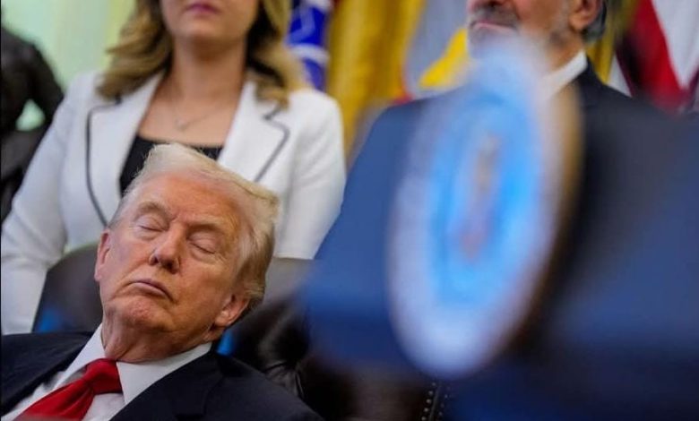 صورة لـ"ترامب" وهو نائم خلال حدث في البيت الأبيض.. ما حكايتها؟