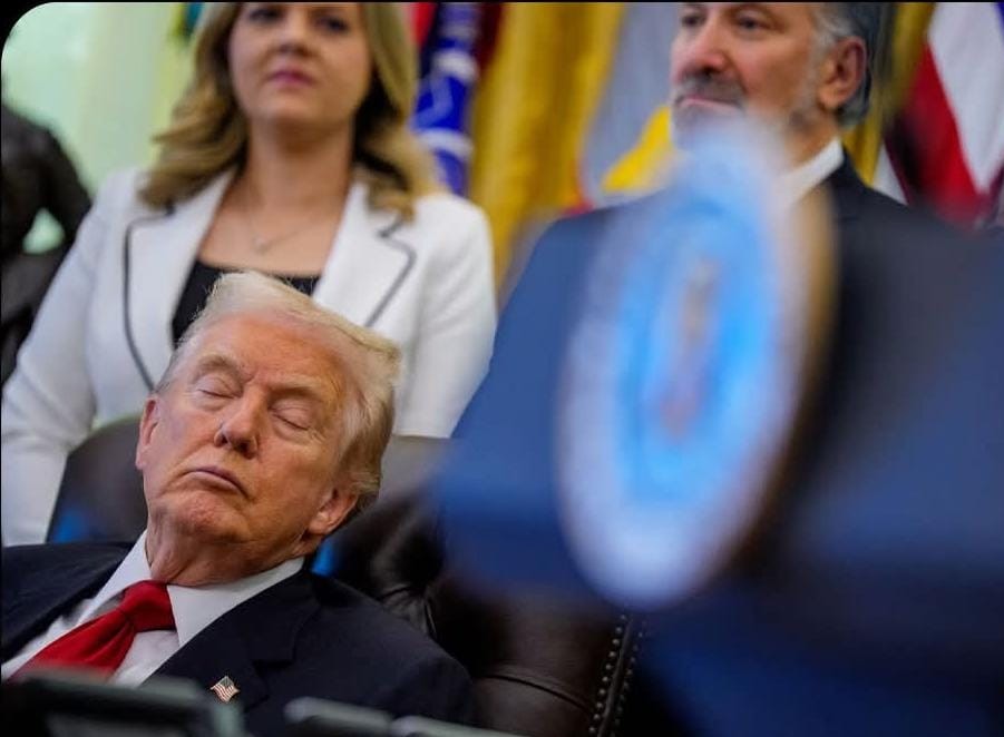 صورة لـ"ترامب" وهو نائم خلال حدث في البيت الأبيض.. ما حكايتها؟