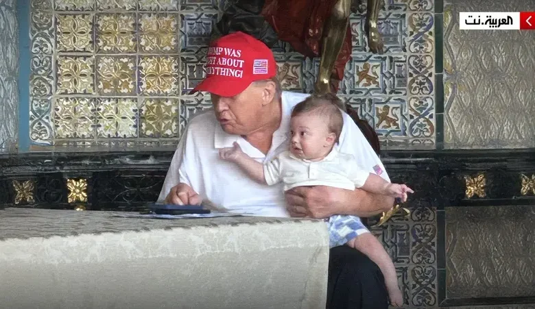 شاهد ترامب يحمل حفيده اللبناني..