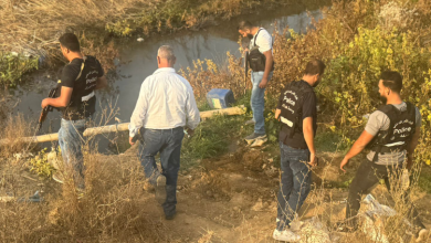 وقف شخصَين استخدما مياهَ آسنةً لري المزروعات