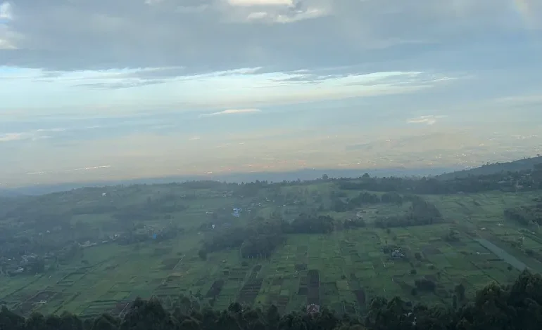 انهيار أرضي يودي بحياة 13 شخصا