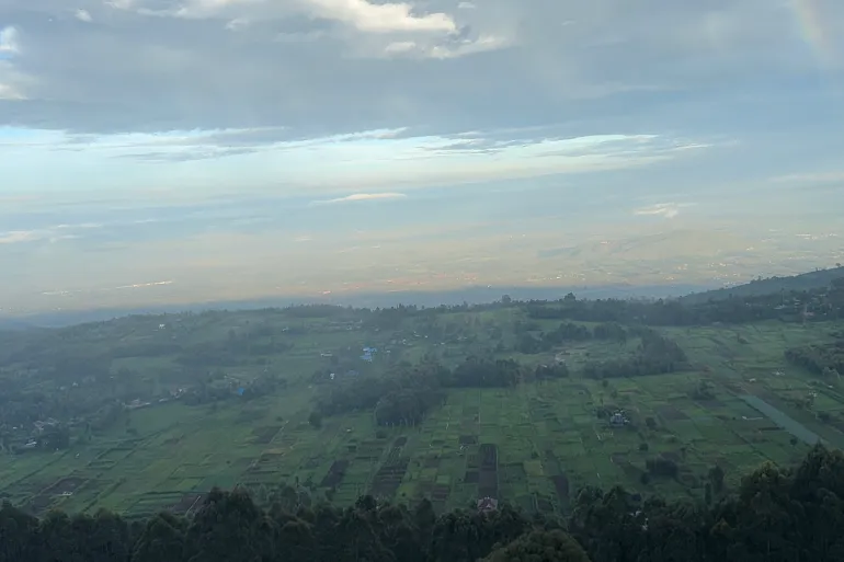 انهيار أرضي يودي بحياة 13 شخصا