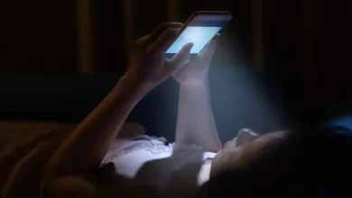 استخدام الهواتف ليلاً قد يزيد الأفكار الانتحارية