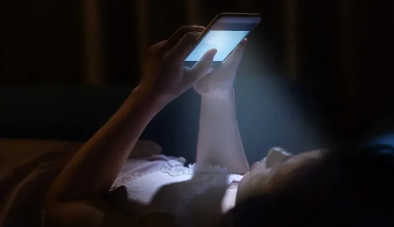 استخدام الهواتف ليلاً قد يزيد الأفكار الانتحارية