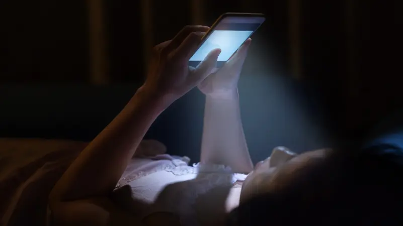استخدام الهواتف ليلاً قد يزيد الأفكار الانتحارية