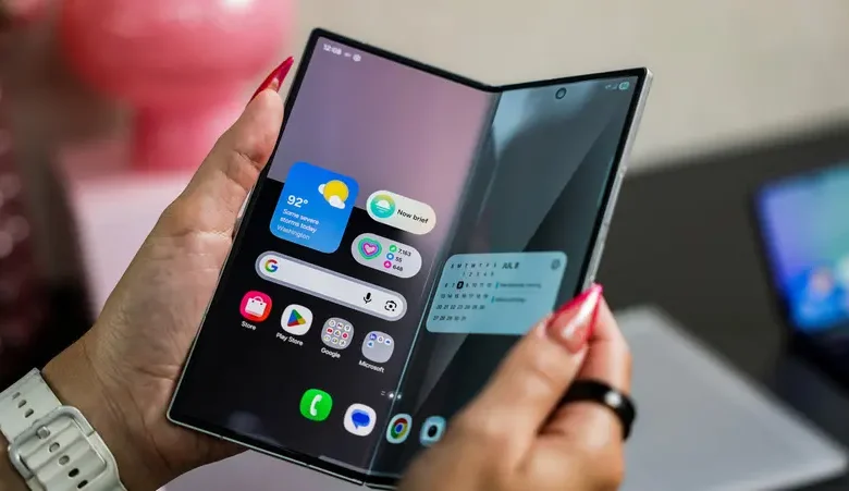 هاتف سامسونغ ثلاثي الطيات قد يكون أرخص من المتوقع