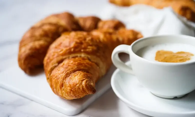 لعشاق الكرواسان.. ماذا يحدث في جسمك عند تناوله؟