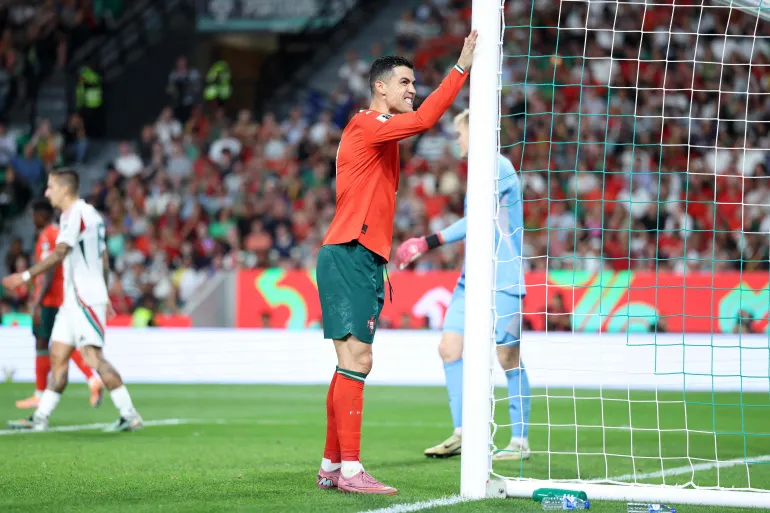 طلب غريب وغير متوقع لرونالدو قائد البرتغال من جماهير أيرلندا