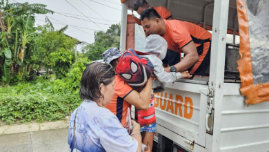 أجلت السلطات الفيليبينية أكثر من 150 ألف الأشخاص الاثنين من مناطق ساحلية يُتوقع أن تتأثر بالاعصار "كالماغي" الذي يقترب من أرخبيل فيساياس، ترافقه رياح تصل سرعتها إلى 140 كيلومترا في الساعة، بحسب الهيئة الوطنية للأرصاد الجوية. وتم اجلاء 156 ألف شخص على سبيل الاحتراز، وفق ما صرح نائب مدير مكتب الدفاع المدني رافايليتو أليخاندرو في مؤتمر صحافي، مضيفا أنه "من المتوقع أن تصل العاصفة إلى اليابسة بعد منتصف الليل". وقال المسؤول عن إدارة الكوارث الطبيعية رويل مونيسا إن "عمليات إجلاء تجري في بالو وتاناوان" اللتين يقطنهما نحو 140 ألف شخص بحسب إحصاء سكاني أجري العام الماضي. وسبق لهاتين المنطقتين أن تعرضتا لأضرار بالغة جراء الإعصار هايان الذي ضرب البلاد في العام 2013 وأودى بحياة ستة آلاف شخص على الأقل. وبدأت عمليات الإجلاء امس الأحد في جزيرة سامار المجاورة، حيث أكد المسؤول في الدفاع المدني راندي نيكارت نقل عدد كبير من السكان الى مناطق آمنة "خصوصا في غيوان (نحو 50 ألف نسمة) حيث يرجح أن تضرب العاصفة اليابسة". كما نُقل ما بين عشرة آلاف و15 ألف شخص إلى مناطق آمنة في جزر دينغات في اليومين الماضيين، بحسب ما أكد الحاكم المحلي نيلو ديميري لوكالة فرانس برس.
