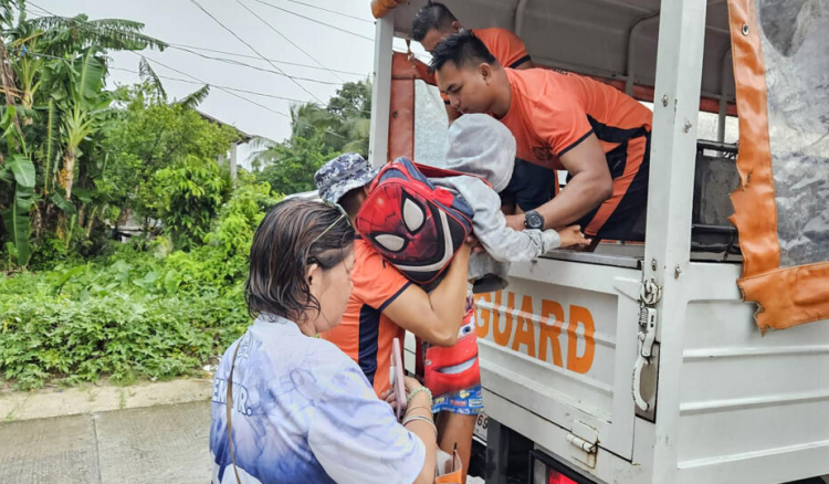 أجلت السلطات الفيليبينية أكثر من 150 ألف الأشخاص الاثنين من مناطق ساحلية يُتوقع أن تتأثر بالاعصار "كالماغي" الذي يقترب من أرخبيل فيساياس، ترافقه رياح تصل سرعتها إلى 140 كيلومترا في الساعة، بحسب الهيئة الوطنية للأرصاد الجوية. وتم اجلاء 156 ألف شخص على سبيل الاحتراز، وفق ما صرح نائب مدير مكتب الدفاع المدني رافايليتو أليخاندرو في مؤتمر صحافي، مضيفا أنه "من المتوقع أن تصل العاصفة إلى اليابسة بعد منتصف الليل". وقال المسؤول عن إدارة الكوارث الطبيعية رويل مونيسا إن "عمليات إجلاء تجري في بالو وتاناوان" اللتين يقطنهما نحو 140 ألف شخص بحسب إحصاء سكاني أجري العام الماضي. وسبق لهاتين المنطقتين أن تعرضتا لأضرار بالغة جراء الإعصار هايان الذي ضرب البلاد في العام 2013 وأودى بحياة ستة آلاف شخص على الأقل. وبدأت عمليات الإجلاء امس الأحد في جزيرة سامار المجاورة، حيث أكد المسؤول في الدفاع المدني راندي نيكارت نقل عدد كبير من السكان الى مناطق آمنة "خصوصا في غيوان (نحو 50 ألف نسمة) حيث يرجح أن تضرب العاصفة اليابسة". كما نُقل ما بين عشرة آلاف و15 ألف شخص إلى مناطق آمنة في جزر دينغات في اليومين الماضيين، بحسب ما أكد الحاكم المحلي نيلو ديميري لوكالة فرانس برس.