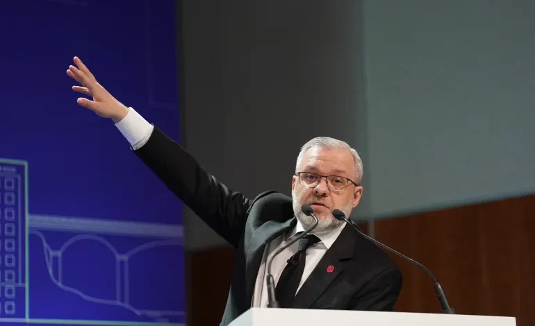 إيقاف وزير عدل عن العمل بسبب فضيحة فساد