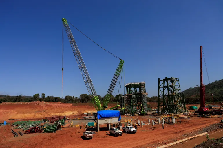 غينيا تدشن منجم الحديد "سيماندو" لتعزيز الاقتصاد