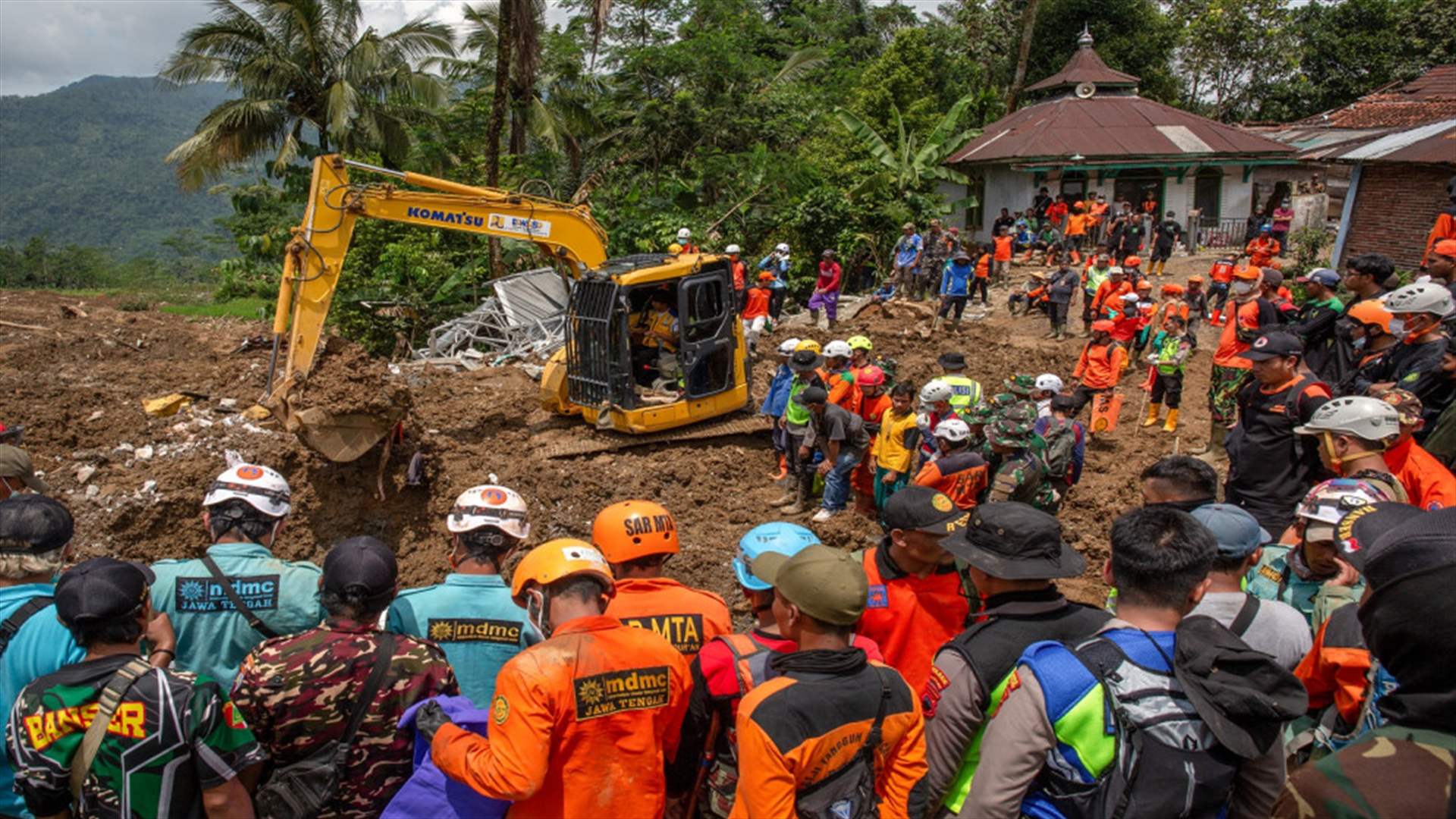 بين الانزلاقات والمياه... اندونيسيا تحت وقع غضب الطبيعة... فكم بلغ عدد الضحايا والخسائر؟