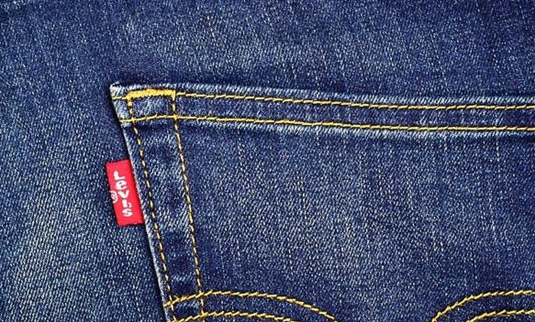 اشترى بنطالًا مستعملًا… والمفاجأة داخل الجَيب!