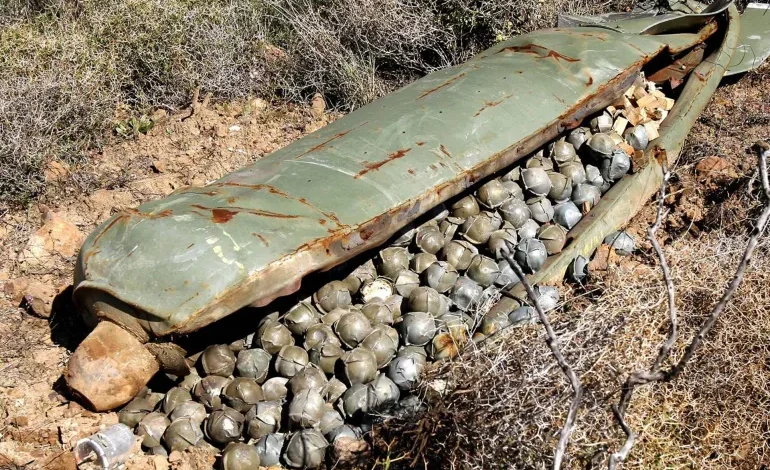 غارديان: إسرائيل استخدمت قنابل عنقودية محظورة في لبنان