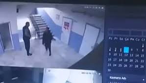 بالفيديو: مدير مدرسة يدفع طالباً مصاباً بالتوحد عن الدرج!