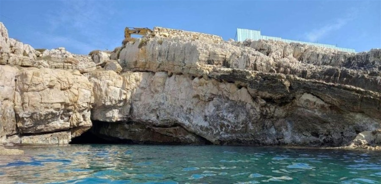 بالفيديو: ناشطون بيئيون يواجهون متعهدي ورشة مغارة الفقمة...