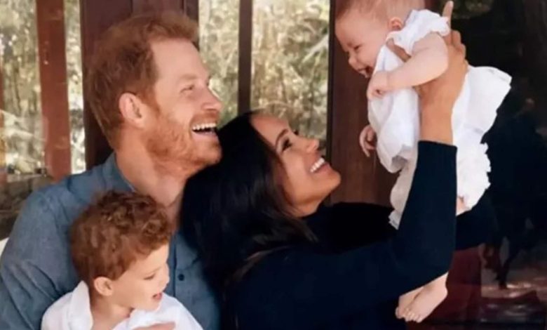 عمل خيري بعيد الشكر… هاري وميغان بظهور عائلي نادر مع طفليهما