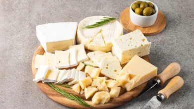 جبن القريش جبن القريش جبن طازج له نكهة خفيفة وحامضية قليلا، وتحتوي 100 غرام من الجبن القريش على حوالي 17 غراما من البروتين، وهي حوالي ضعف ونصف الكمية الموجودة في بيضة واحدة، و3 أضعاف تلك الموجودة في الزبادي الكامل الدسم. ويعتبر جبن القريش منخفض السعرات الحرارية مقارنة بالأجبان الأخرى. وتحتوي 100 غرام من الجبن القريش على 111 سعرة حرارية، بينما تحتوي الكمية ذاتها من جبن الشيدر على 416 سعرة حرارية. الجبن الأزرق غنيّ بالدهون المشبعة والملح وقليل البروتين (غيتي) الأجبان اليونانية: الفيتا والحلوم الأجبان المملحة مثل الفيتا والحلوم غنية بالبروتين، لكنها من بين أكثر أنواع الأجبان ملوحة، لذا يفضل تناولها باعتدال، كما يقول هوبسون. وعلى الرغم من أن الفيتا لا تزال أكثر ملوحة، إلا أنها أقل سعرات حرارية من العديد من الأجبان الصلبة، مما يجعلها خيارا جيدا لمن يهتمون بوزنهم. كما أنها تصنع تقليديا من حليب الأغنام أو الماعز، الذي يحتوي على فيتامينات ومعادن أكثر من حليب البقر في الحصة الواحدة. وحليب الأغنام غني بشكل خاص بالكالسيوم والمغنيسيوم والزنك وفيتامينات إيه وبي 2 وبي 12 وفيتامين د، مما يساعد على تقوية جهاز المناعة ودعم صحة العظام. الجبن الأزرق قال هوبسون عن الجبن الأزرق إنه "غنيّ ولاذع، مع بكتيريا العفن الحية التي قد تفيد بكتيريا الأمعاء. لكنه غنيّ أيضا بالدهون المشبعة والملح وقليل البروتين". ووجد أن جبن الروكفور الفرنسي، المعروف بعفنه وعروقه الزرقاء، يتمتع بخصائص مضادة للالتهابات. وهذا قد يقدّم أدلة على ما يسمى "المفارقة الفرنسية" حيث يتمتع سكانها بصحة جيدة رغم اتباعهم نظاما غذائيا غنيا بالدهون المشبعة.