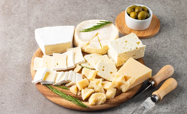 جبن القريش جبن القريش جبن طازج له نكهة خفيفة وحامضية قليلا، وتحتوي 100 غرام من الجبن القريش على حوالي 17 غراما من البروتين، وهي حوالي ضعف ونصف الكمية الموجودة في بيضة واحدة، و3 أضعاف تلك الموجودة في الزبادي الكامل الدسم. ويعتبر جبن القريش منخفض السعرات الحرارية مقارنة بالأجبان الأخرى. وتحتوي 100 غرام من الجبن القريش على 111 سعرة حرارية، بينما تحتوي الكمية ذاتها من جبن الشيدر على 416 سعرة حرارية. الجبن الأزرق غنيّ بالدهون المشبعة والملح وقليل البروتين (غيتي) الأجبان اليونانية: الفيتا والحلوم الأجبان المملحة مثل الفيتا والحلوم غنية بالبروتين، لكنها من بين أكثر أنواع الأجبان ملوحة، لذا يفضل تناولها باعتدال، كما يقول هوبسون. وعلى الرغم من أن الفيتا لا تزال أكثر ملوحة، إلا أنها أقل سعرات حرارية من العديد من الأجبان الصلبة، مما يجعلها خيارا جيدا لمن يهتمون بوزنهم. كما أنها تصنع تقليديا من حليب الأغنام أو الماعز، الذي يحتوي على فيتامينات ومعادن أكثر من حليب البقر في الحصة الواحدة. وحليب الأغنام غني بشكل خاص بالكالسيوم والمغنيسيوم والزنك وفيتامينات إيه وبي 2 وبي 12 وفيتامين د، مما يساعد على تقوية جهاز المناعة ودعم صحة العظام. الجبن الأزرق قال هوبسون عن الجبن الأزرق إنه "غنيّ ولاذع، مع بكتيريا العفن الحية التي قد تفيد بكتيريا الأمعاء. لكنه غنيّ أيضا بالدهون المشبعة والملح وقليل البروتين". ووجد أن جبن الروكفور الفرنسي، المعروف بعفنه وعروقه الزرقاء، يتمتع بخصائص مضادة للالتهابات. وهذا قد يقدّم أدلة على ما يسمى "المفارقة الفرنسية" حيث يتمتع سكانها بصحة جيدة رغم اتباعهم نظاما غذائيا غنيا بالدهون المشبعة.