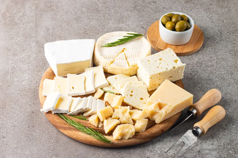 جبن القريش جبن القريش جبن طازج له نكهة خفيفة وحامضية قليلا، وتحتوي 100 غرام من الجبن القريش على حوالي 17 غراما من البروتين، وهي حوالي ضعف ونصف الكمية الموجودة في بيضة واحدة، و3 أضعاف تلك الموجودة في الزبادي الكامل الدسم. ويعتبر جبن القريش منخفض السعرات الحرارية مقارنة بالأجبان الأخرى. وتحتوي 100 غرام من الجبن القريش على 111 سعرة حرارية، بينما تحتوي الكمية ذاتها من جبن الشيدر على 416 سعرة حرارية. الجبن الأزرق غنيّ بالدهون المشبعة والملح وقليل البروتين (غيتي) الأجبان اليونانية: الفيتا والحلوم الأجبان المملحة مثل الفيتا والحلوم غنية بالبروتين، لكنها من بين أكثر أنواع الأجبان ملوحة، لذا يفضل تناولها باعتدال، كما يقول هوبسون. وعلى الرغم من أن الفيتا لا تزال أكثر ملوحة، إلا أنها أقل سعرات حرارية من العديد من الأجبان الصلبة، مما يجعلها خيارا جيدا لمن يهتمون بوزنهم. كما أنها تصنع تقليديا من حليب الأغنام أو الماعز، الذي يحتوي على فيتامينات ومعادن أكثر من حليب البقر في الحصة الواحدة. وحليب الأغنام غني بشكل خاص بالكالسيوم والمغنيسيوم والزنك وفيتامينات إيه وبي 2 وبي 12 وفيتامين د، مما يساعد على تقوية جهاز المناعة ودعم صحة العظام. الجبن الأزرق قال هوبسون عن الجبن الأزرق إنه "غنيّ ولاذع، مع بكتيريا العفن الحية التي قد تفيد بكتيريا الأمعاء. لكنه غنيّ أيضا بالدهون المشبعة والملح وقليل البروتين". ووجد أن جبن الروكفور الفرنسي، المعروف بعفنه وعروقه الزرقاء، يتمتع بخصائص مضادة للالتهابات. وهذا قد يقدّم أدلة على ما يسمى "المفارقة الفرنسية" حيث يتمتع سكانها بصحة جيدة رغم اتباعهم نظاما غذائيا غنيا بالدهون المشبعة.