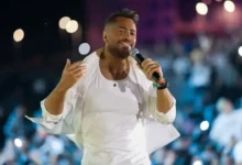 تامر حسني سيغني جالساً على الكرسي بحفله القادم