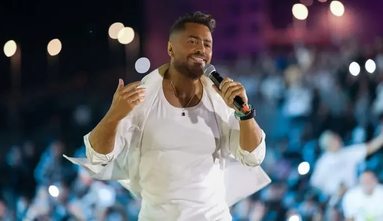 تامر حسني سيغني جالساً على الكرسي بحفله القادم