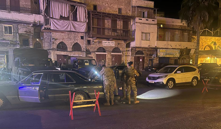 الجيش يوقف أشخاص من جنسيات مختلفة