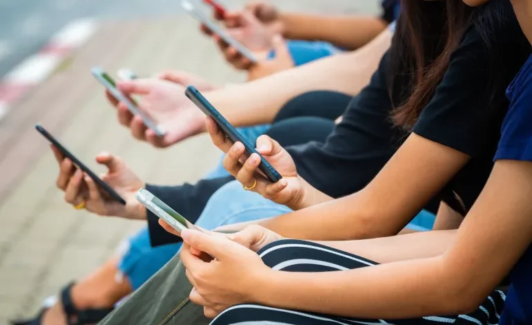 حظر أستراليا وسائل التواصل بالنسبة لصغار السن