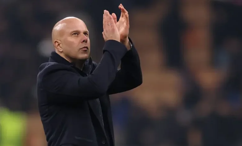 جماهير ليفربول تدعم سلوت ضد محمد صلاح