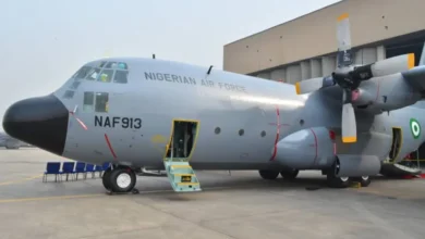 بوركينا فاسو تحتجز طائرة نيجيرية وتعتقل 11 ضابطا