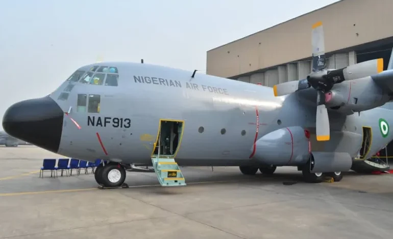 بوركينا فاسو تحتجز طائرة نيجيرية وتعتقل 11 ضابطا