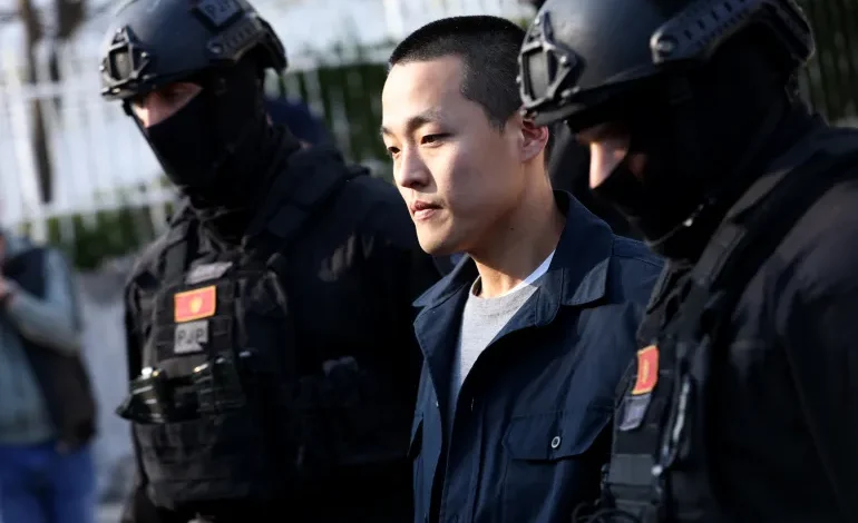 تسبب بخسارة 40 مليار دولار.. 15 عاما سجنا لقطب العملات الرقمية