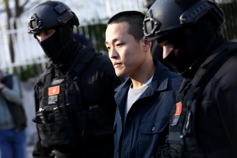 تسبب بخسارة 40 مليار دولار.. 15 عاما سجنا لقطب العملات الرقمية