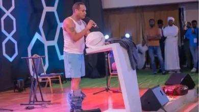 فنان سوداني يخلع ملابسه على خشبة المسرح