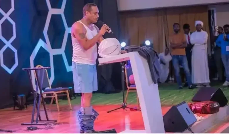 فنان سوداني يخلع ملابسه على خشبة المسرح