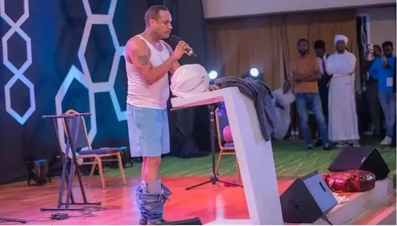 فنان سوداني يخلع ملابسه على خشبة المسرح