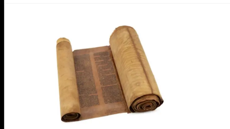 توراة أثرية من القرن الخامس عشر تُعرض للبيع في هذه المدينة