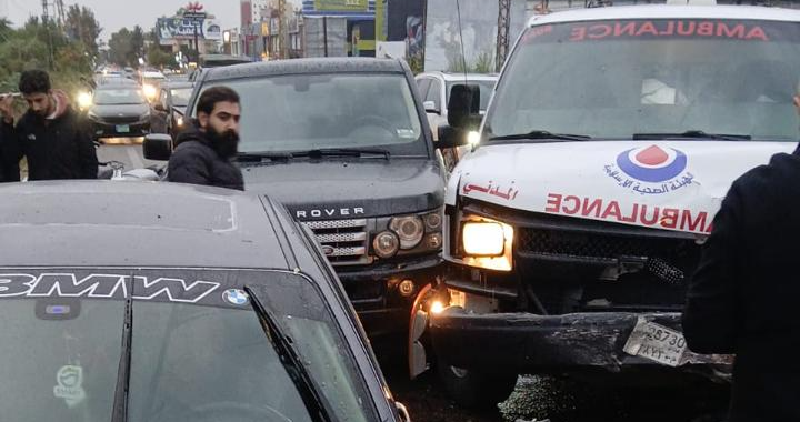 حادث سير بين 4 سيارات من بينها سيارة إسعاف وسقوط اصابات