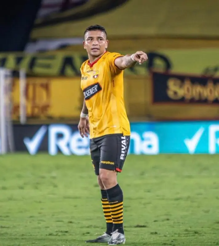 مقتل مدافع برشلونة رميا بالرصاص