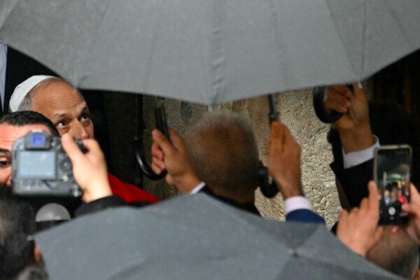 البابا لاوون الرابع عشر يجول داخل دير مارون - عنايا