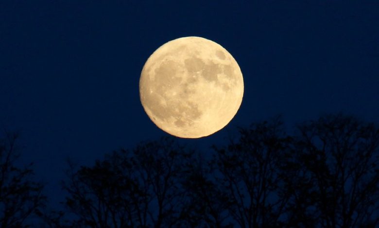 الجمعة ستشرق السماء بالقمر العملاق الاخير لهذا العام... هل ستتأثر مشاعرك؟
