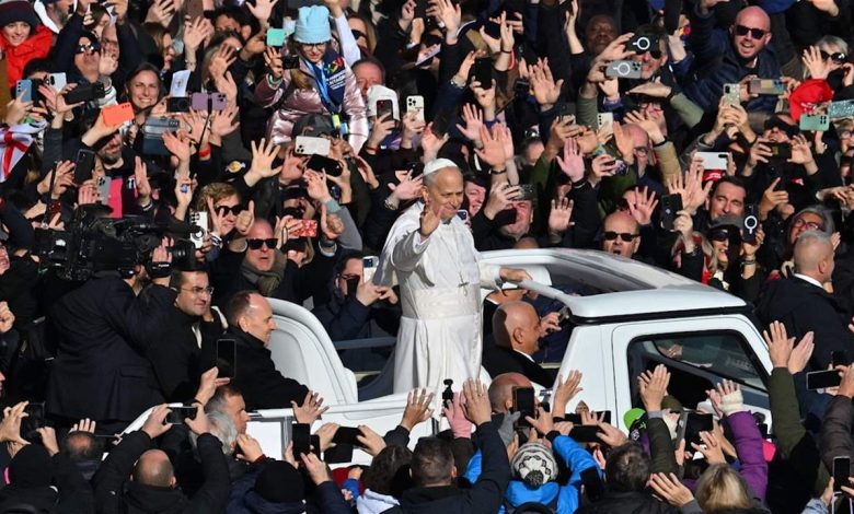 صباح مختلف... الأهالي يسبقون مرور موكب البابا لاوون بخطوات