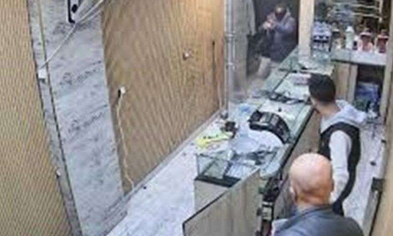 جــ . ريــ . مــ .ة تهز المدينة: مهاجمون يستهدفون محل ذهب ويوقعون قــ .تــ يلين أمام العامة