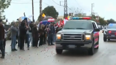 صعد في هذه الأثناء البابا لاوون الى السيارة استعدادا لانطلاق موكبه الخاص وسط قرع الأجراس وتلويح المواطنين المصطفين الى جانب دير عنايا لوداعه، متوجها الى مزار سيدة لبنان في حريصا.