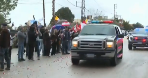 صعد في هذه الأثناء البابا لاوون الى السيارة استعدادا لانطلاق موكبه الخاص وسط قرع الأجراس وتلويح المواطنين المصطفين الى جانب دير عنايا لوداعه، متوجها الى مزار سيدة لبنان في حريصا.