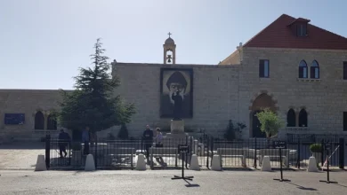 بدء توافد المواطنين الى دير مار مارون في عنايا لاستقبال الحبر الاعظم