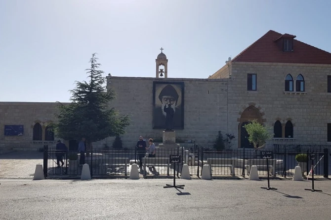 بدء توافد المواطنين الى دير مار مارون في عنايا لاستقبال الحبر الاعظم