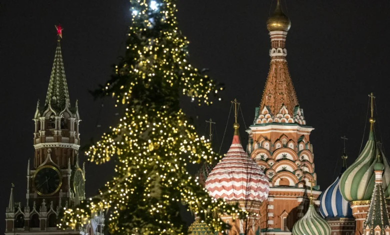 "عاصمة الأمراء" تضيء شجرة الميلاد وتطلق فعاليات القرية الميلادية