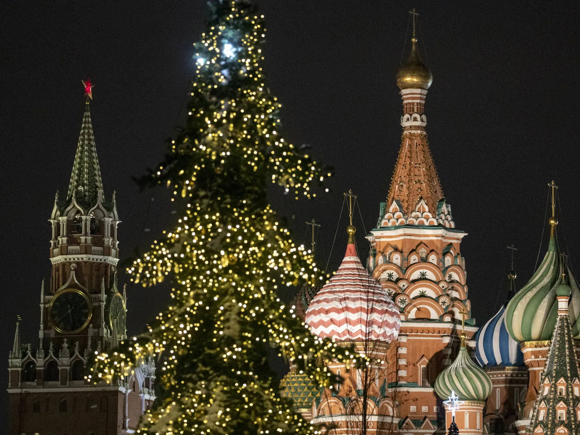 "عاصمة الأمراء" تضيء شجرة الميلاد وتطلق فعاليات القرية الميلادية